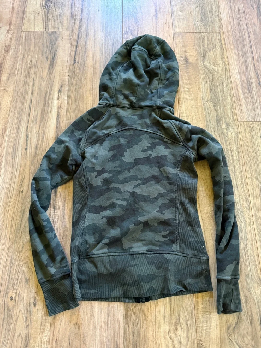 Lululemon Camo full-zip Scuba Hoodie – Size 6